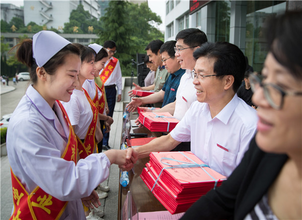 风雨兼程 奋力开启新征途 ——我校举行2019届毕业生毕业典礼