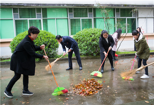 晓文书记亲力亲为与同学们一起清扫.jpg