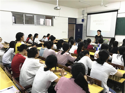 精准扶贫 与爱同行——护理学院召开建档立卡户家庭学生座谈会