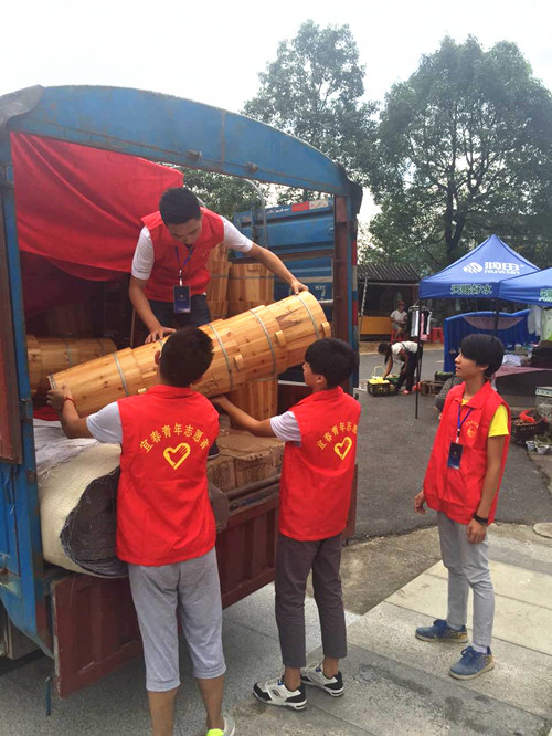 我校青年志愿者积极助力中央电视台《乡村大世界》—走进明月山暨第十届月亮文化旅游节开幕式彩排工作3).jpg