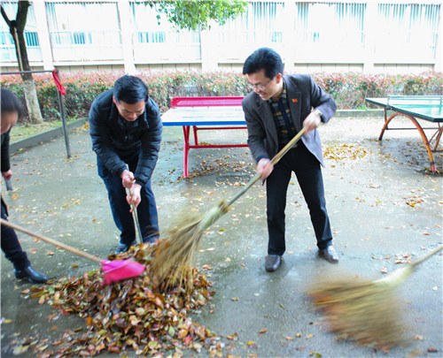 云山校长与医学院老师一起清扫包干区.jpg