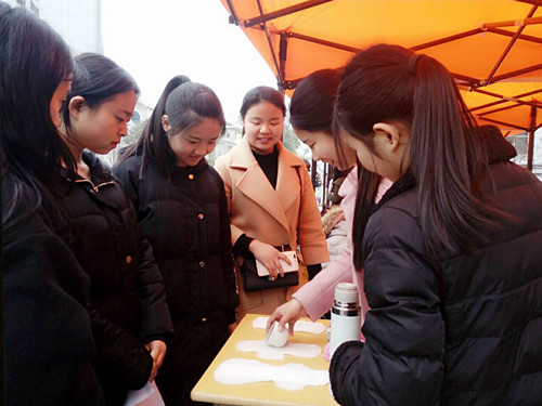 校团委开展“职院卖场”之女神专场活动(4).jpg