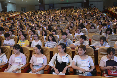 互联网时代，什么人能创业成功——中山大学创业导师邓业文做客“成长面对面”(2).JPG