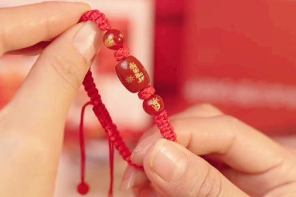 属猪2025年佩戴什么_属猪2025年佩戴什么红绳好